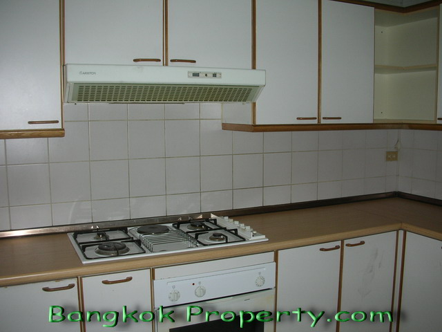 Sukhumvit.  3 Bedrooms Condo / Apartment For Rent. 279sqm (id:196)