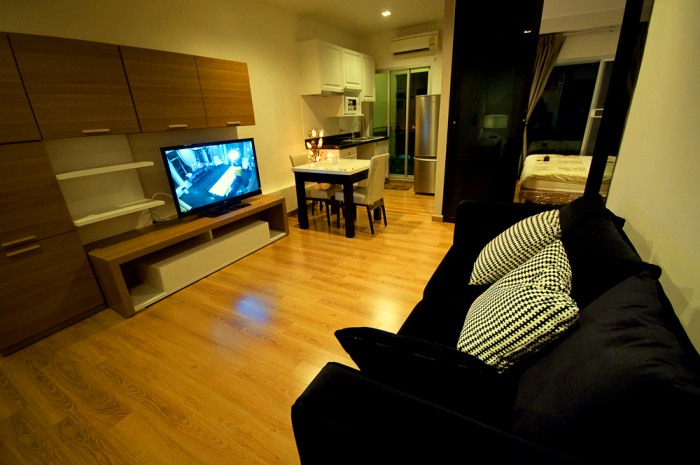 Silom.  1 Bedroom Condo / Apartment For Rent. 41sqm (id:2330)